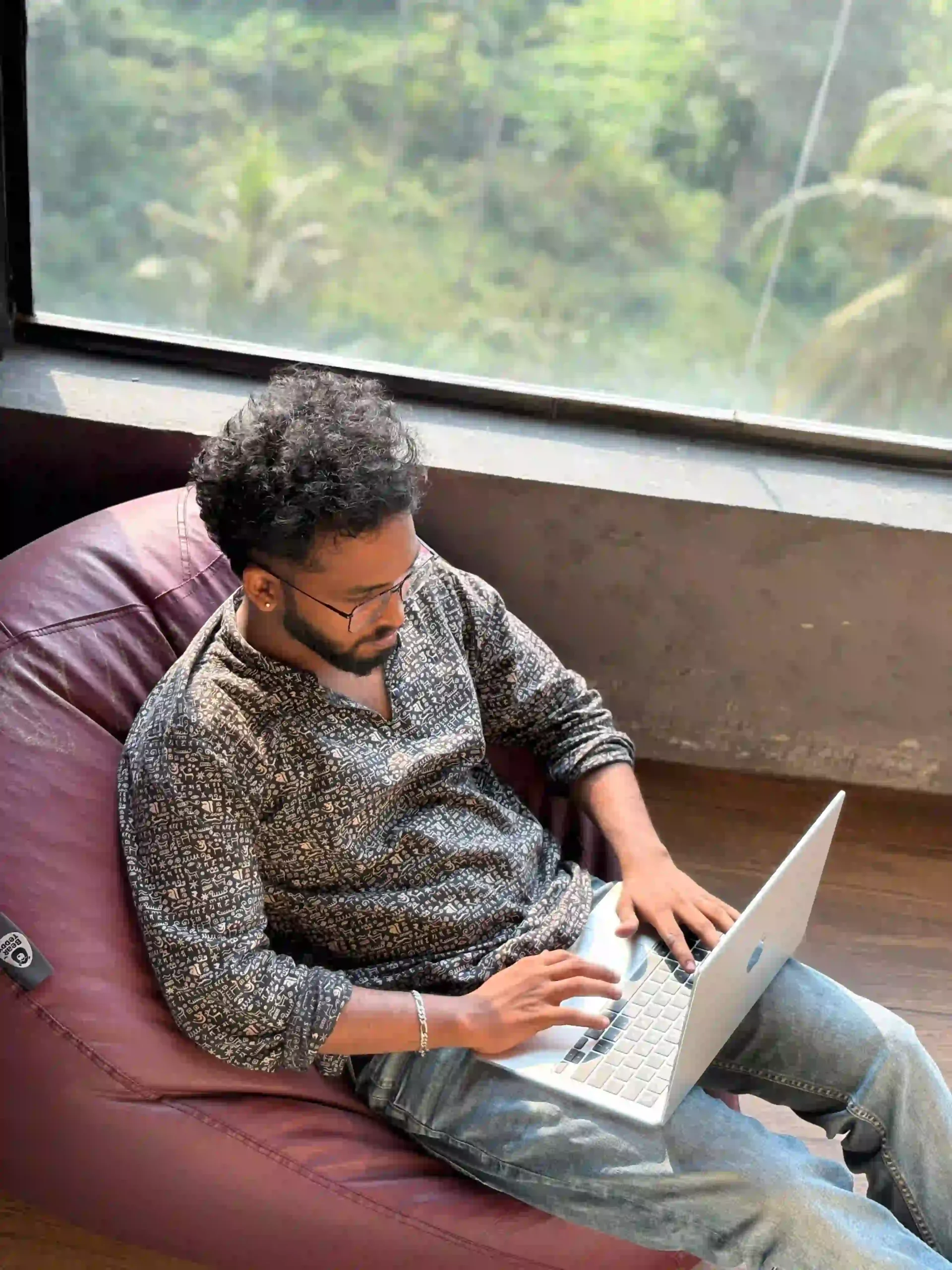 A Freelance digital marketer in palakkad working on his laptop